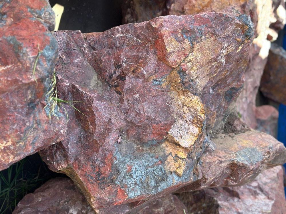 Камни для ландшафтного дизайна красно-фиолетовые 10-60 килограмм купить в Петропавловске-Камчатском