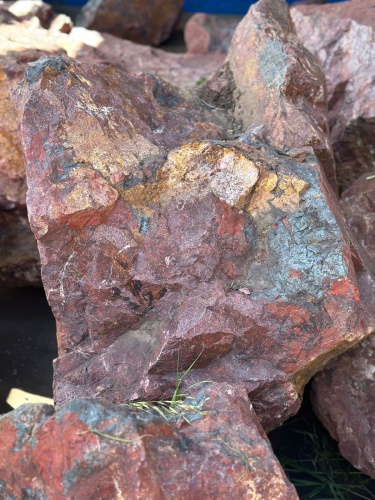 Камни для ландшафтного дизайна красно-фиолетовые 10-60 килограмм купить в Петропавловске-Камчатском