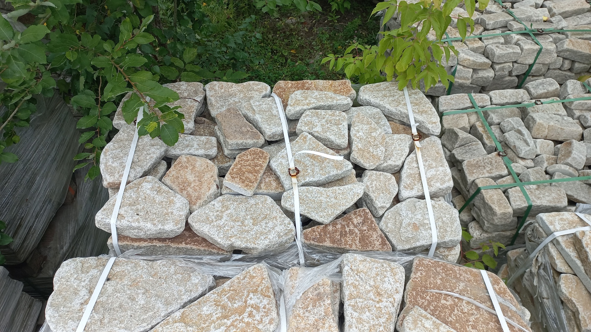 Плитняк галтованный гранитный для ландшафтного дизайна купить в Петропавловске-Камчатском