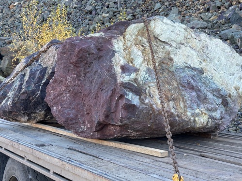 Огромные красно-фиолетовые валуны для ландшафтного дизайна весом более 5 тонн купить в Петропавловске-Камчатском