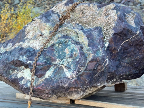 Огромные красно-фиолетовые валуны для ландшафтного дизайна весом более 5 тонн купить в Петропавловске-Камчатском