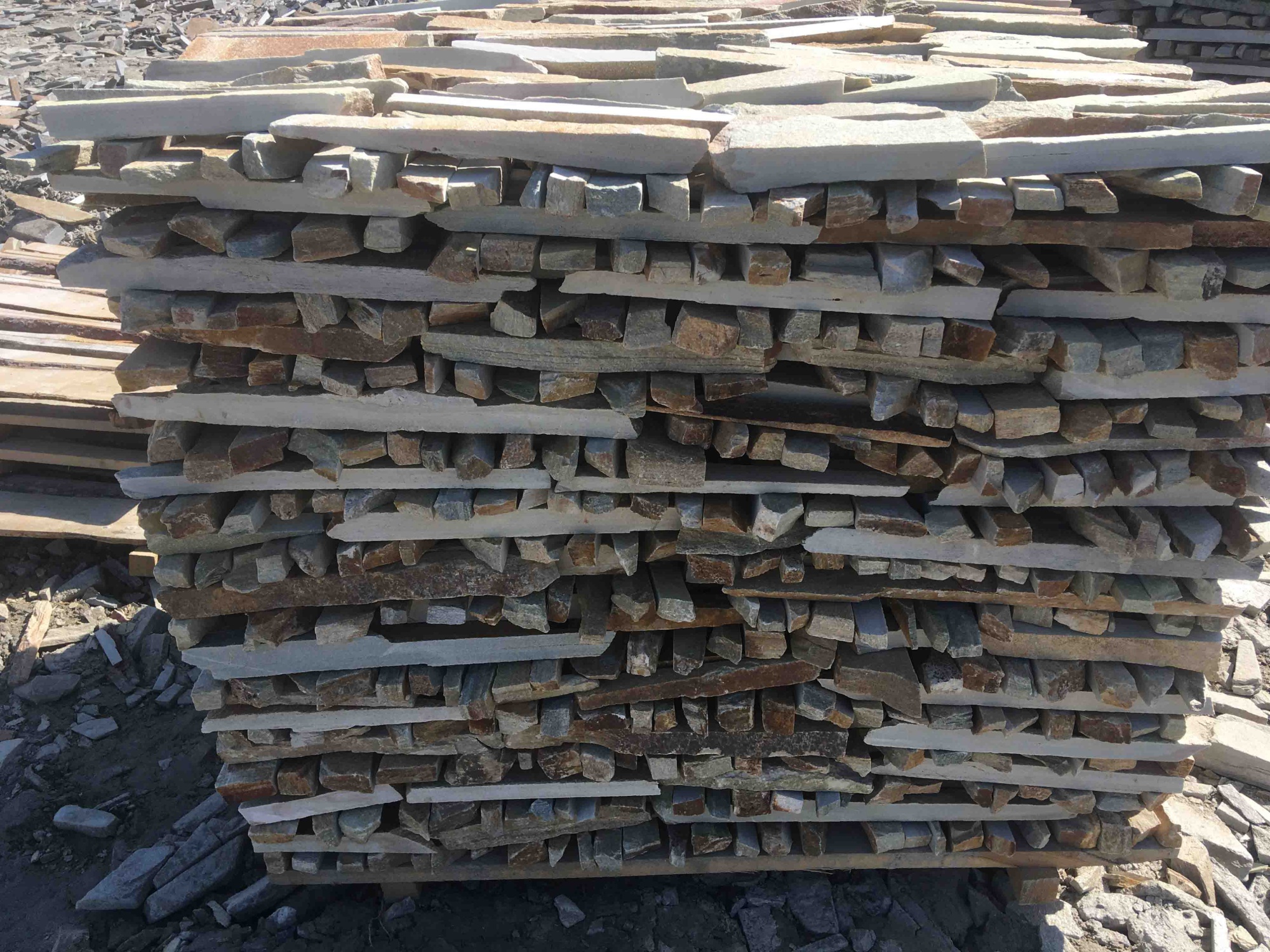 Горбушка златолит золотистый для облицовки купить в Петропавловске-Камчатском