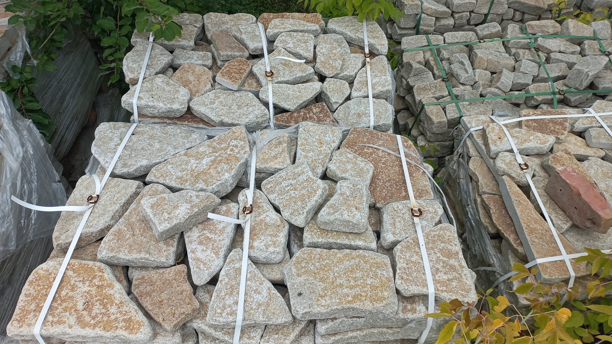 Гранитный плитняк галтованный для мощения купить в Петропавловске-Камчатском