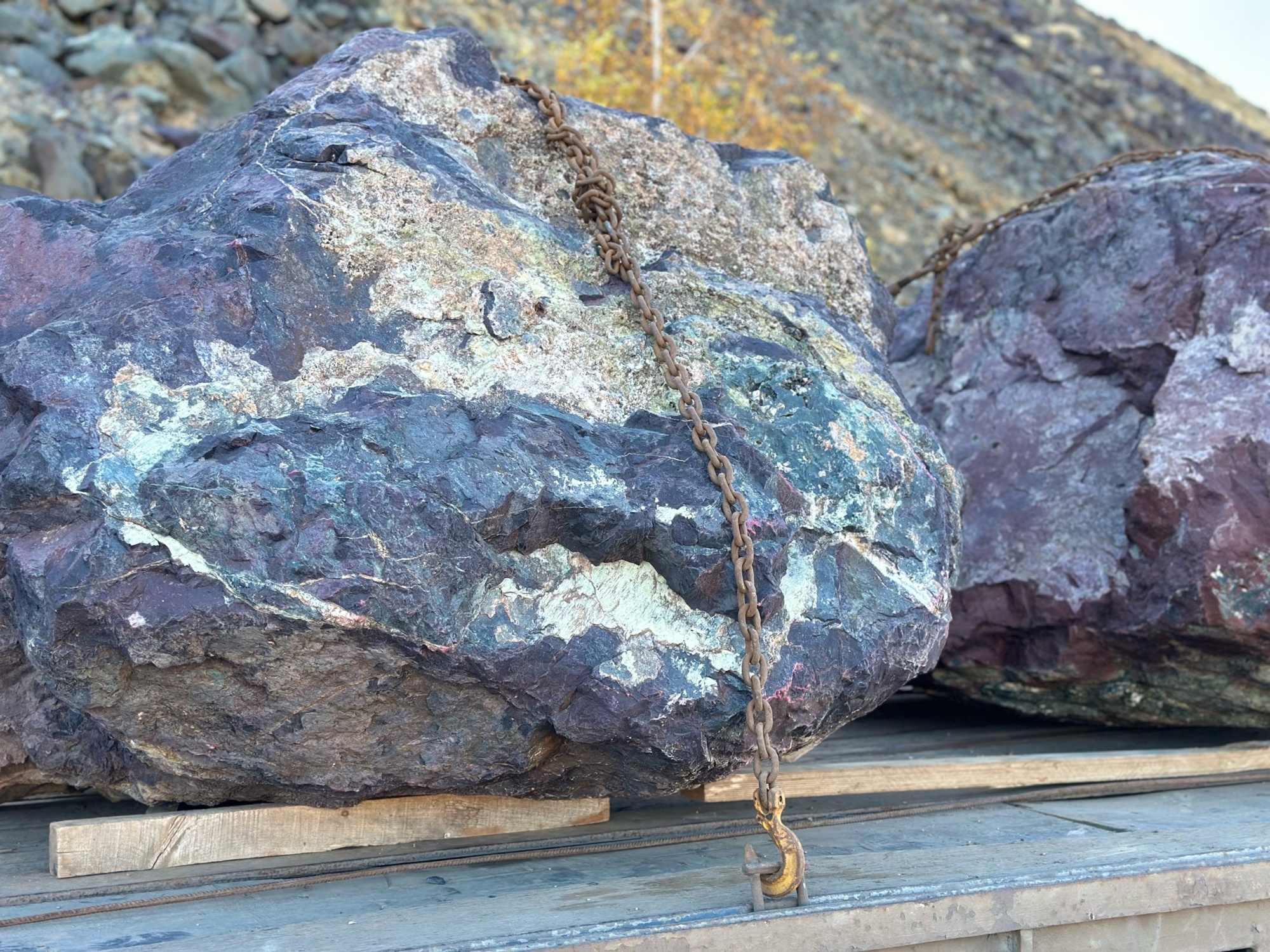 Огромные красно-фиолетовые валуны для ландшафтного дизайна весом более 5 тонн купить в Петропавловске-Камчатском