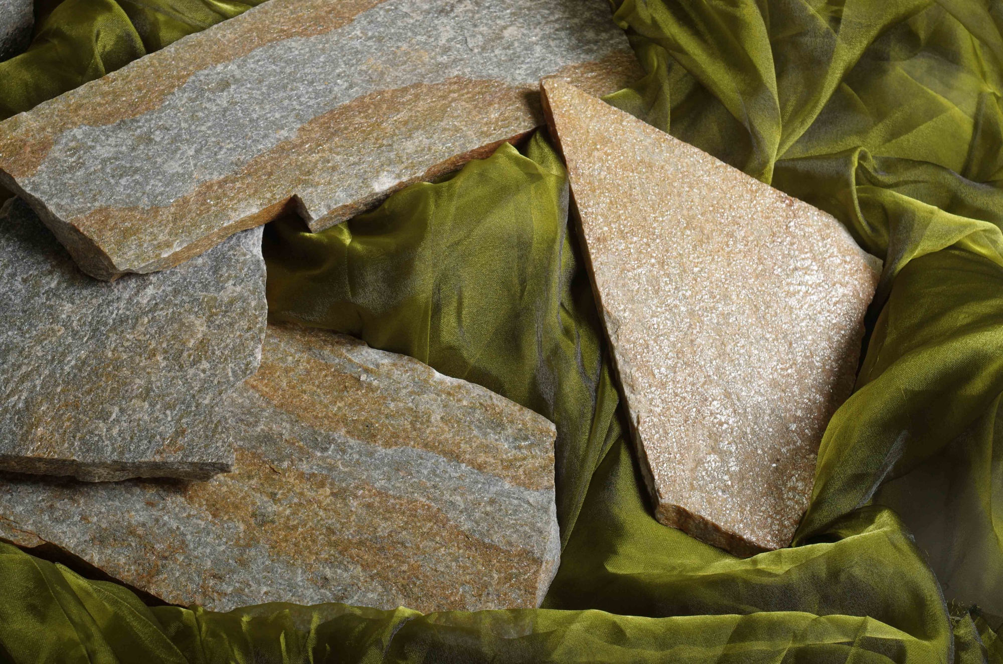 Плитняк златолит Уральский для цоколя, отмостки купить в Петропавловске-Камчатском